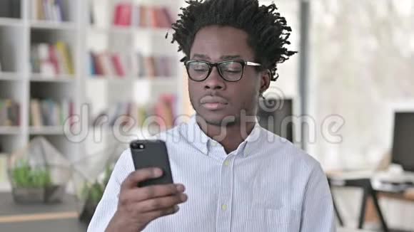 好斗的非洲男人对智能手机愤怒视频的预览图