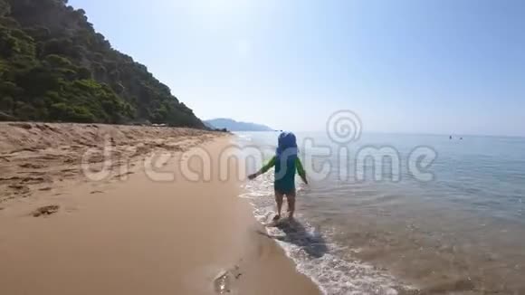 小女孩暑假在海滩上跑步视频的预览图