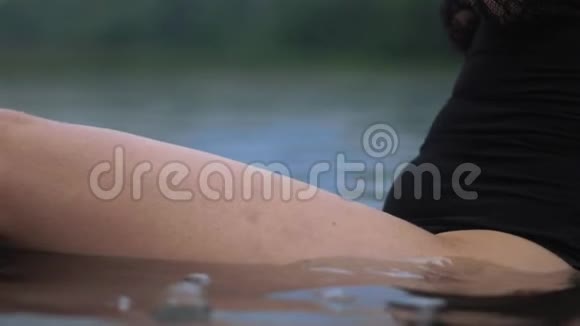 女人水中的脚视频的预览图