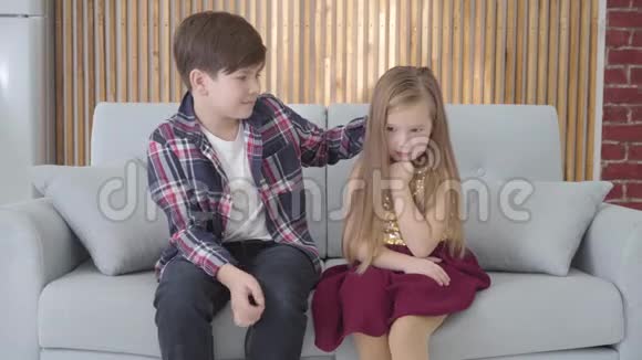 白人男孩抚摸可爱悲伤女孩头的肖像朋友冷静女士穿着关系初恋视频的预览图