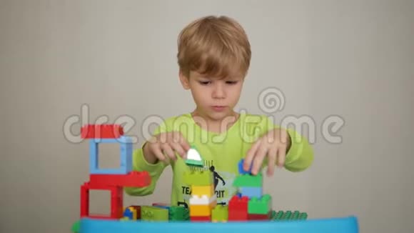 男孩扮演建筑工人视频的预览图