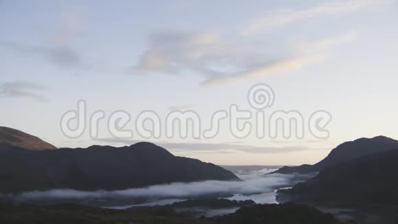 巨山下有雾和河流视频的预览图