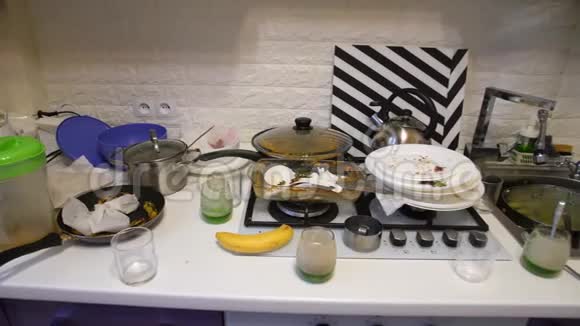 厨房里脏盘子视频的预览图