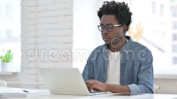 年轻的非洲男人在笔记本电脑上感到震惊视频的预览图