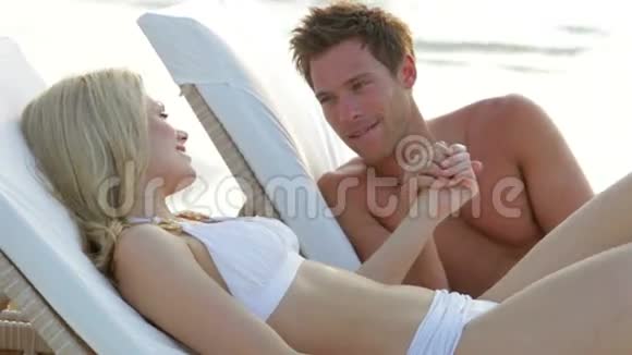 浪漫的情侣在沙滩上放松休闲视频的预览图