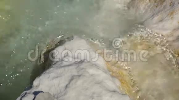 水流经帕穆卡莱的酒馆视频的预览图
