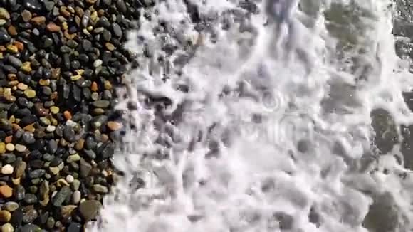波浪溅在鹅卵石海滩上视频的预览图