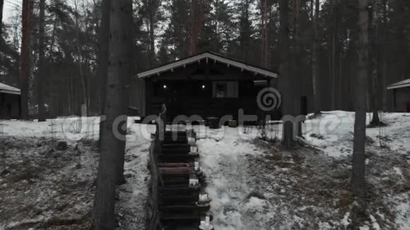 冬天森林里的黑房子4k视频的预览图