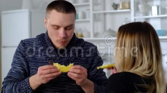 一个人在切割板上把菠萝切成圆圈视频的预览图