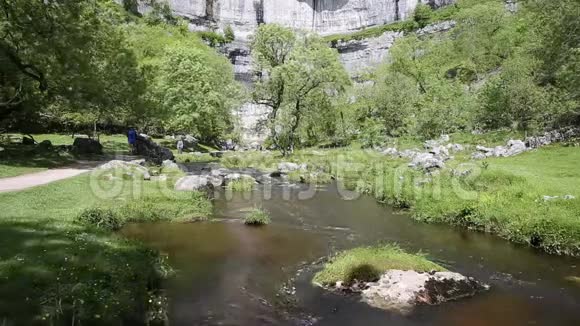位于约克郡达莱斯国家公园底部的马尔汉科夫溪英国著名的观光景点视频的预览图