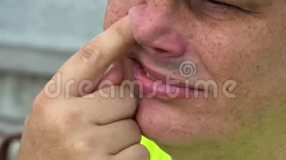 有鼻子问题的工人视频的预览图