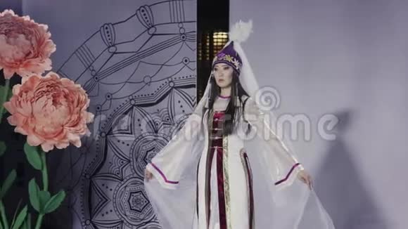 可爱的亚洲女孩民俗服装传统慢动作走秀日本秀4K视频的预览图