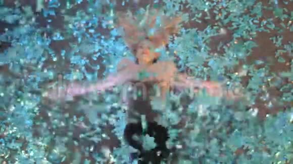 雪天使在蓝色纸屑视频的预览图