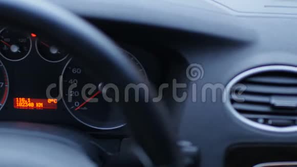 汽车仪表板特写视频的预览图