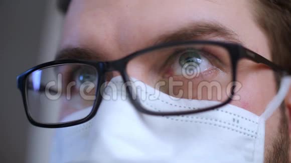 冠状病毒戴面具的人闭上眼睛传染病健康问题的概念流行病概念病毒攻击视频的预览图