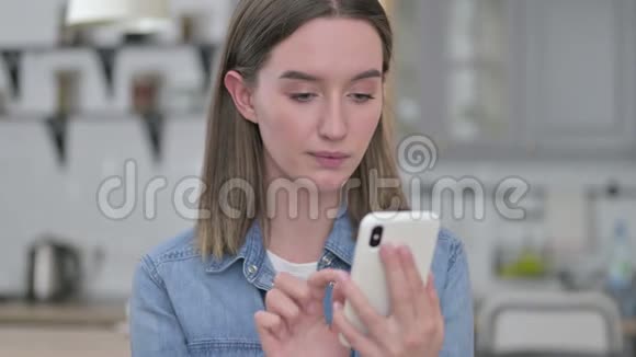 电视青年女性对智能手机丢失的回应视频的预览图