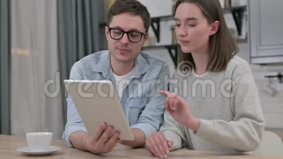 家庭情侣桌上在线视频聊天视频的预览图