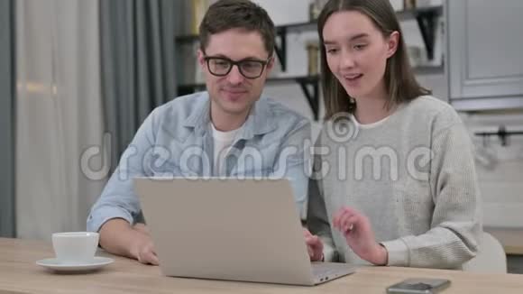 网上视频聊天在家由快乐的年轻夫妇视频的预览图