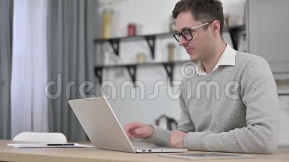 青少年在家电脑上的网上视频聊天视频的预览图