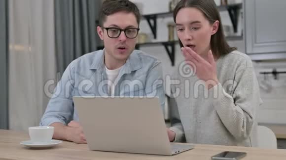 年轻夫妇对客厅笔记本电脑丢失的反应视频的预览图