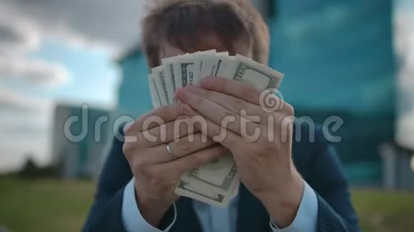 贪婪的快乐商人数钱赚钱美元钞票视频的预览图