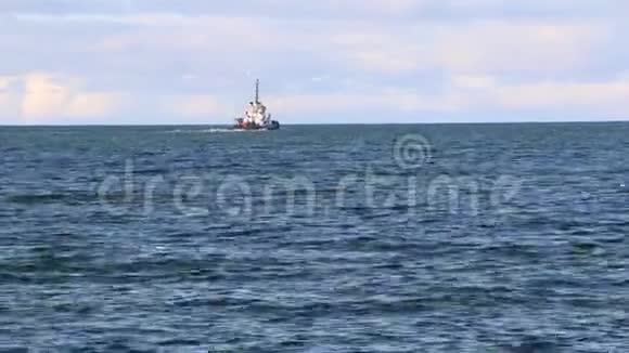 一艘领航船和一艘油轮在海上航行视频的预览图