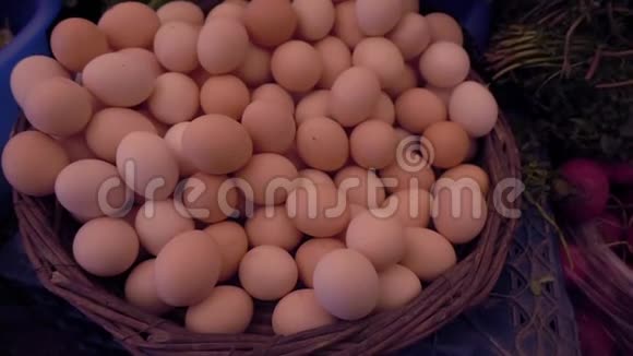 市场篮子里的天然鸡蛋视频的预览图