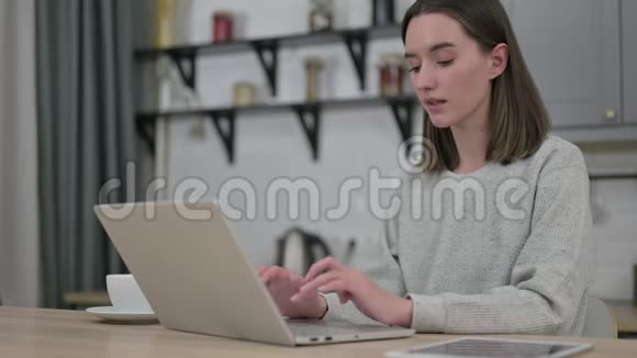 有头痛和手提电脑的年轻女子视频的预览图