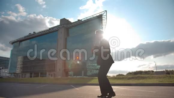 商务英语办公大楼外活动舞蹈视频的预览图