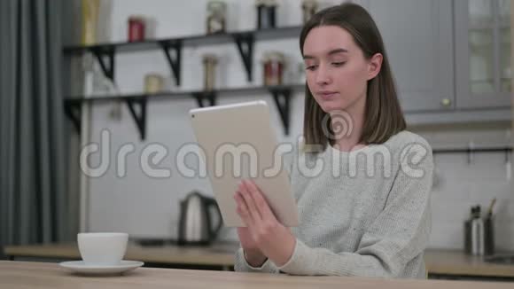 悲伤的年轻女子在客厅的桌子上对失败的反应视频的预览图