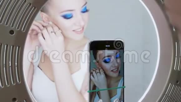 在你的智能手机上录制一个美容博客的视频视频的预览图