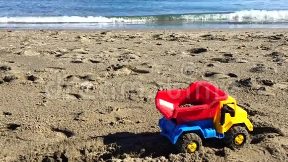 海滩上的玩具卡车视频的预览图