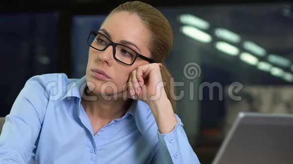 愁眉苦脸的商务女性坐在办公桌前感觉工作累了疲惫不堪视频的预览图