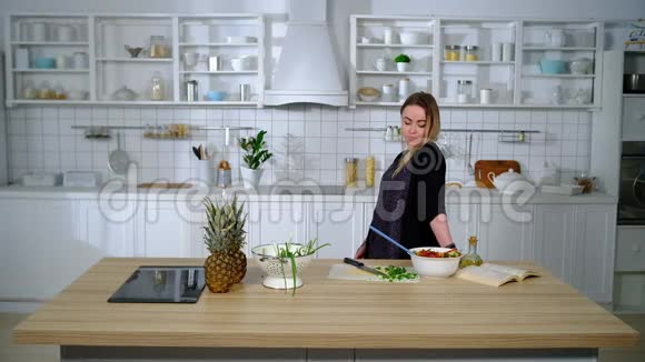 妻子在厨房做饭和丈夫发誓视频的预览图