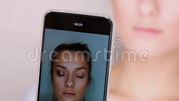 在你的智能手机上录制一个美容博客的视频视频的预览图