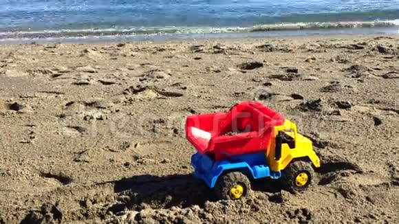 海滩上的玩具卡车视频的预览图