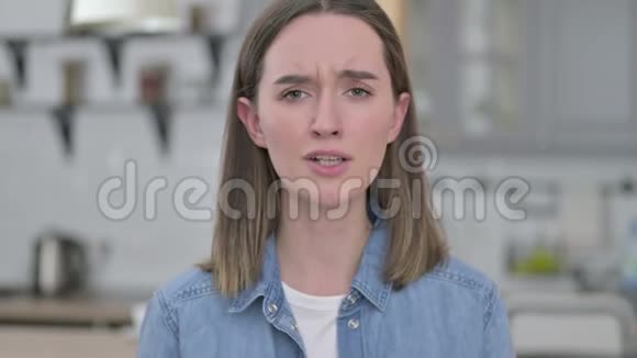 愤怒的年轻女性争论和被激怒的肖像视频的预览图