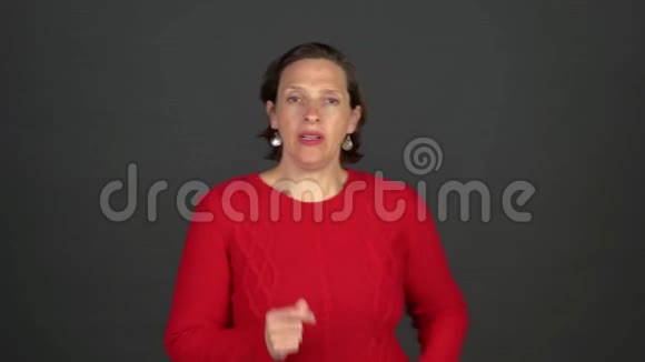 穿着红色毛衣在灰色背景下慢舞视频的预览图