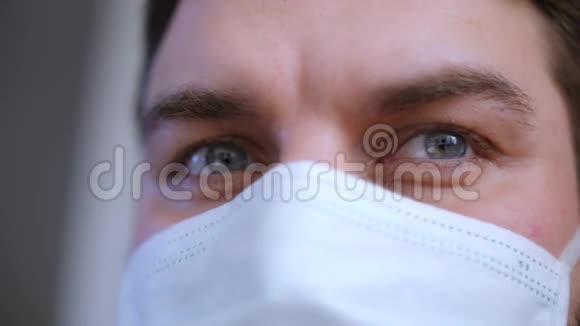 冠状病毒戴面具的人闭上眼睛传染病健康问题的概念流行病概念病毒攻击视频的预览图