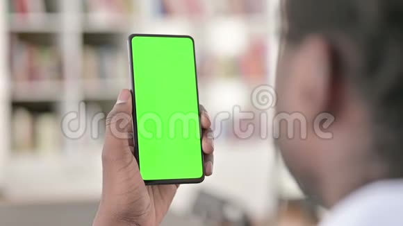 非洲男子使用智能手机的后视镜视频的预览图