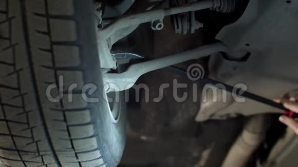 带手电筒的机械师修理汽车车轮关闭视频的预览图