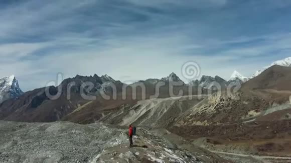 阿玛达布拉姆山罗兹南面和希克曼喜马拉雅山尼泊尔鸟瞰图视频的预览图