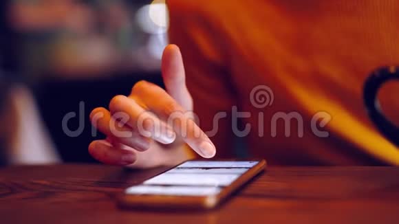 手机特写女性手滚动使用应用程序智能手机在咖啡视频的预览图
