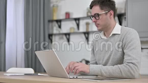 生病的年轻人在笔记本电脑上咳嗽视频的预览图