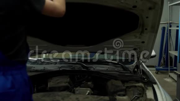 机修工关上汽车的引擎盖显示出一个好的信号视频的预览图
