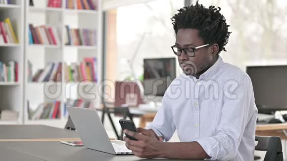 非洲商人使用智能手机和笔记本电脑视频的预览图