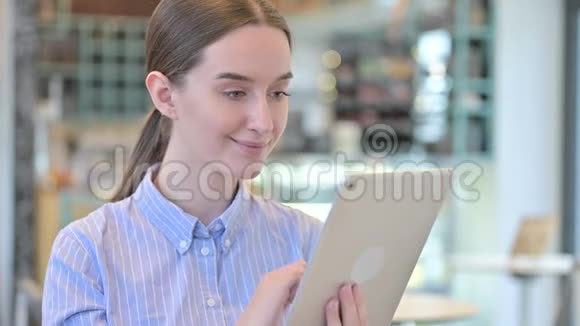 年轻女商人平板电脑视频聊天写真视频的预览图