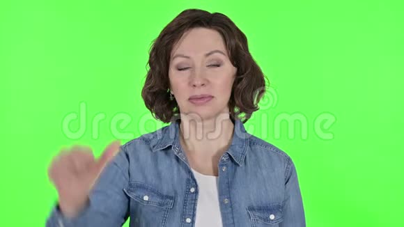 大拇指朝下被老妇人绿色的彩色键背景视频的预览图