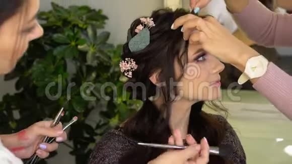 工作专业化妆师视频的预览图