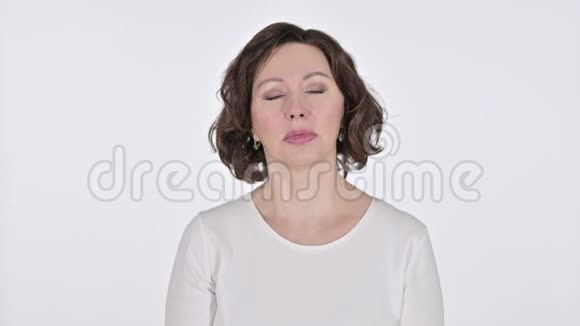 白色背景下脖子疼的老女人视频的预览图